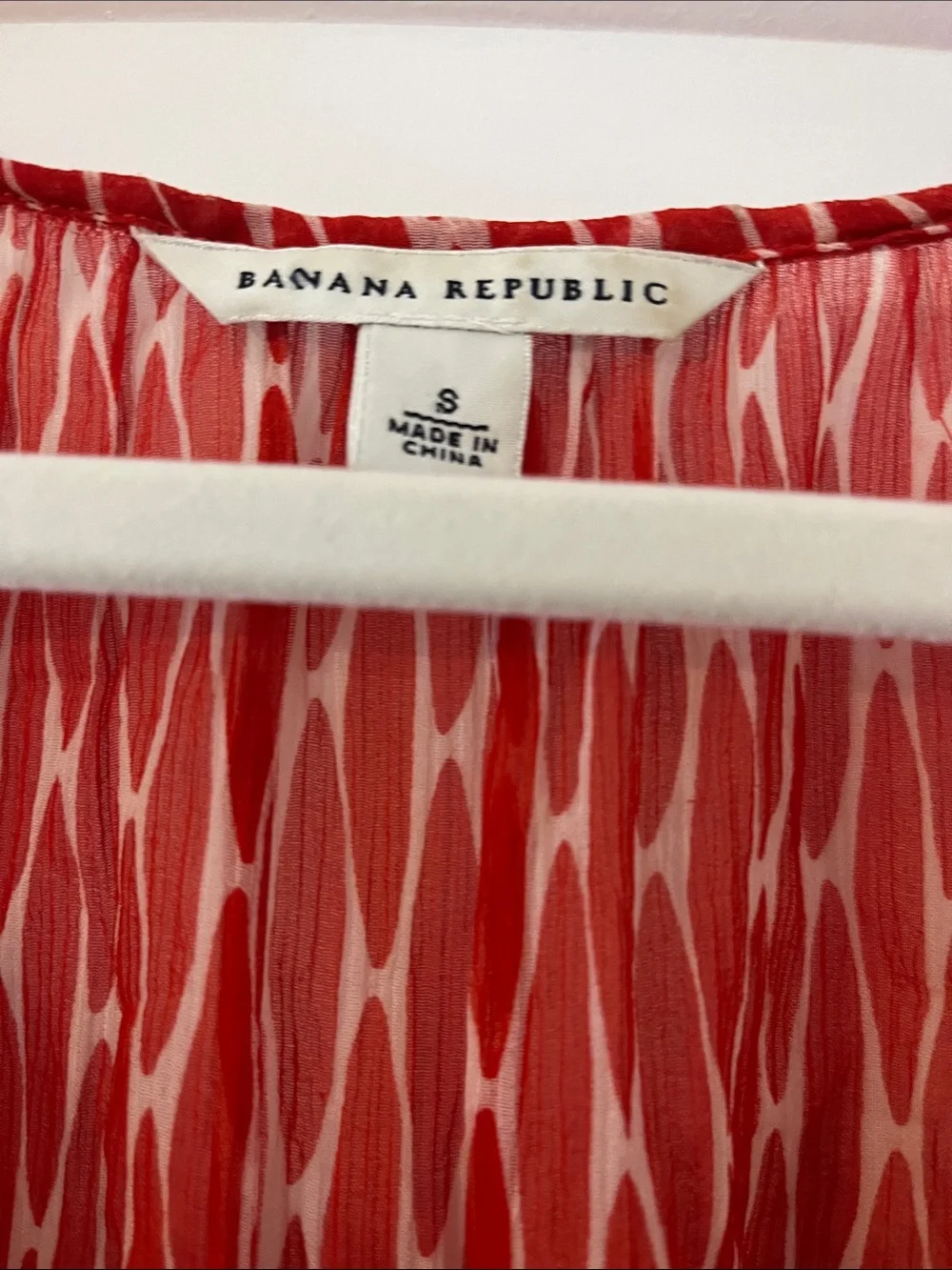 Banana Republic Red and White Patterned Short-Sleeve Blouse